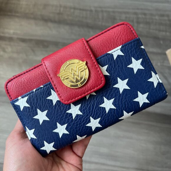 Wonder Woman Gold-Plated Snap Wallet – Official DC Comics - Picture 1 of 6